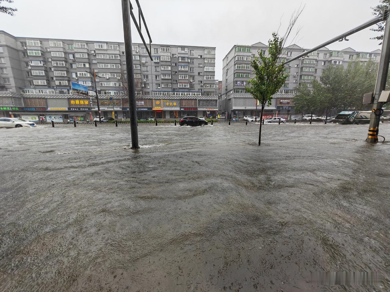 沈阳暴雨，难道跟名字里有三点水有关？中午雨小了很多，看天气预报下午雨量还会加大，