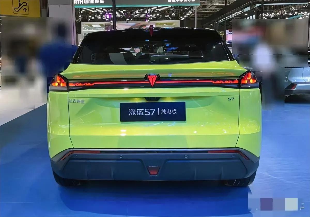 在城市中行驶，深蓝S7的高性能和多元化功能表现得尤为突出。它拥有出色的加速性能和