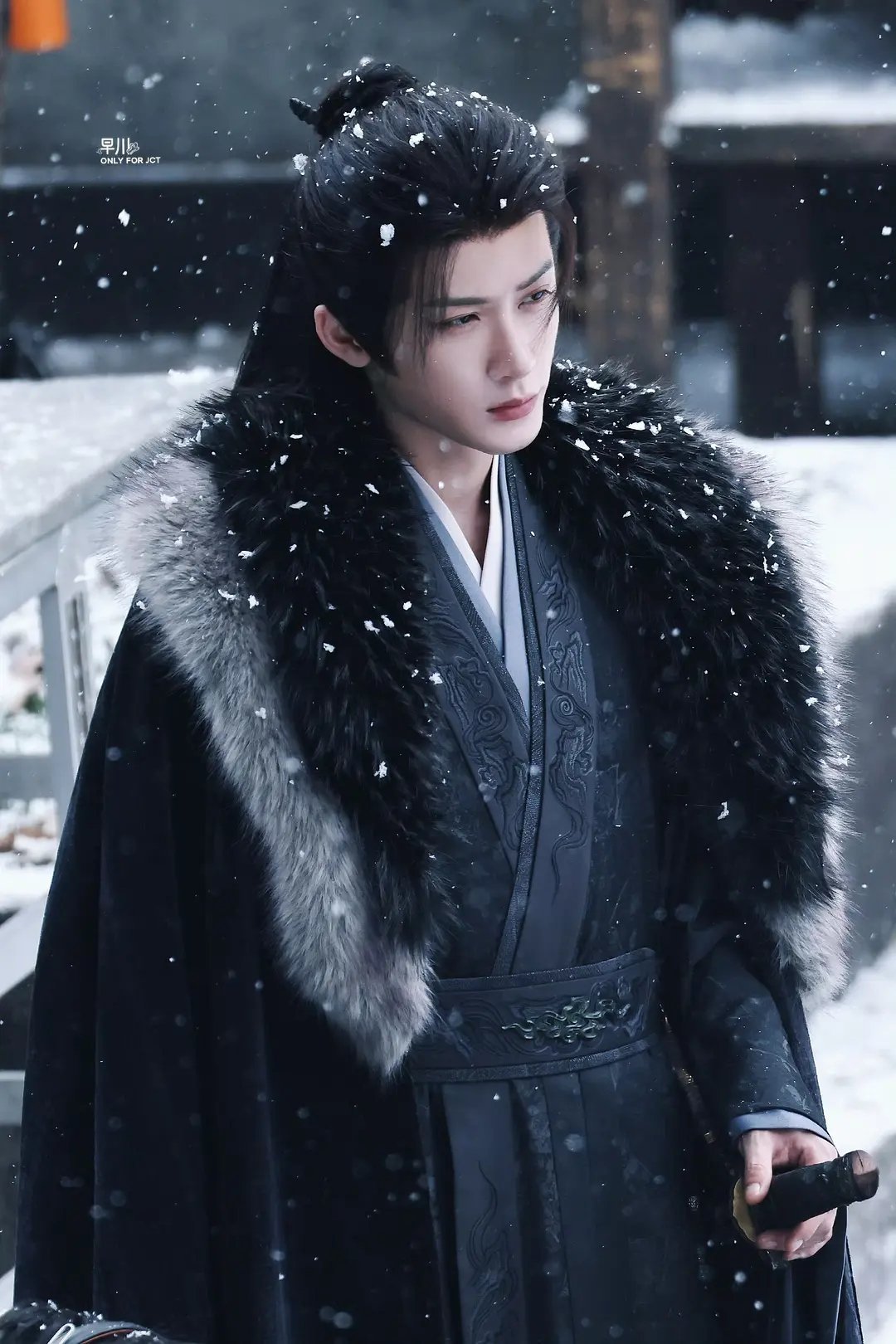 有人觉得何不同舟渡男主的妆造一股老人味？我虽然没觉得，但是感觉檀健次似乎每次古装