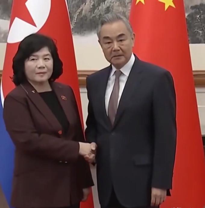 王毅会见朝鲜外相崔善姬的视频里，出现了网友们的老熟人赵立坚。在外交部网站的照片上