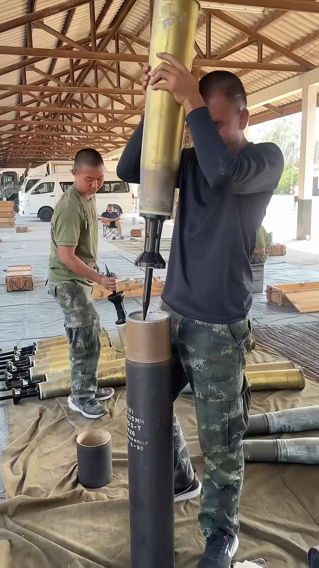 泰国陆军装甲兵配发的105毫米穿甲弹，图中可见这是以色列IMI公司制造的第三代1