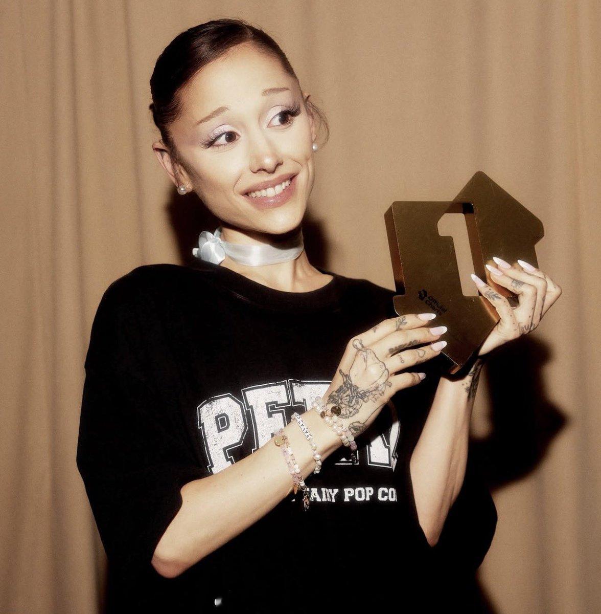 ArianaGrande  Ariana Grande 的第八张个人录音室专辑《