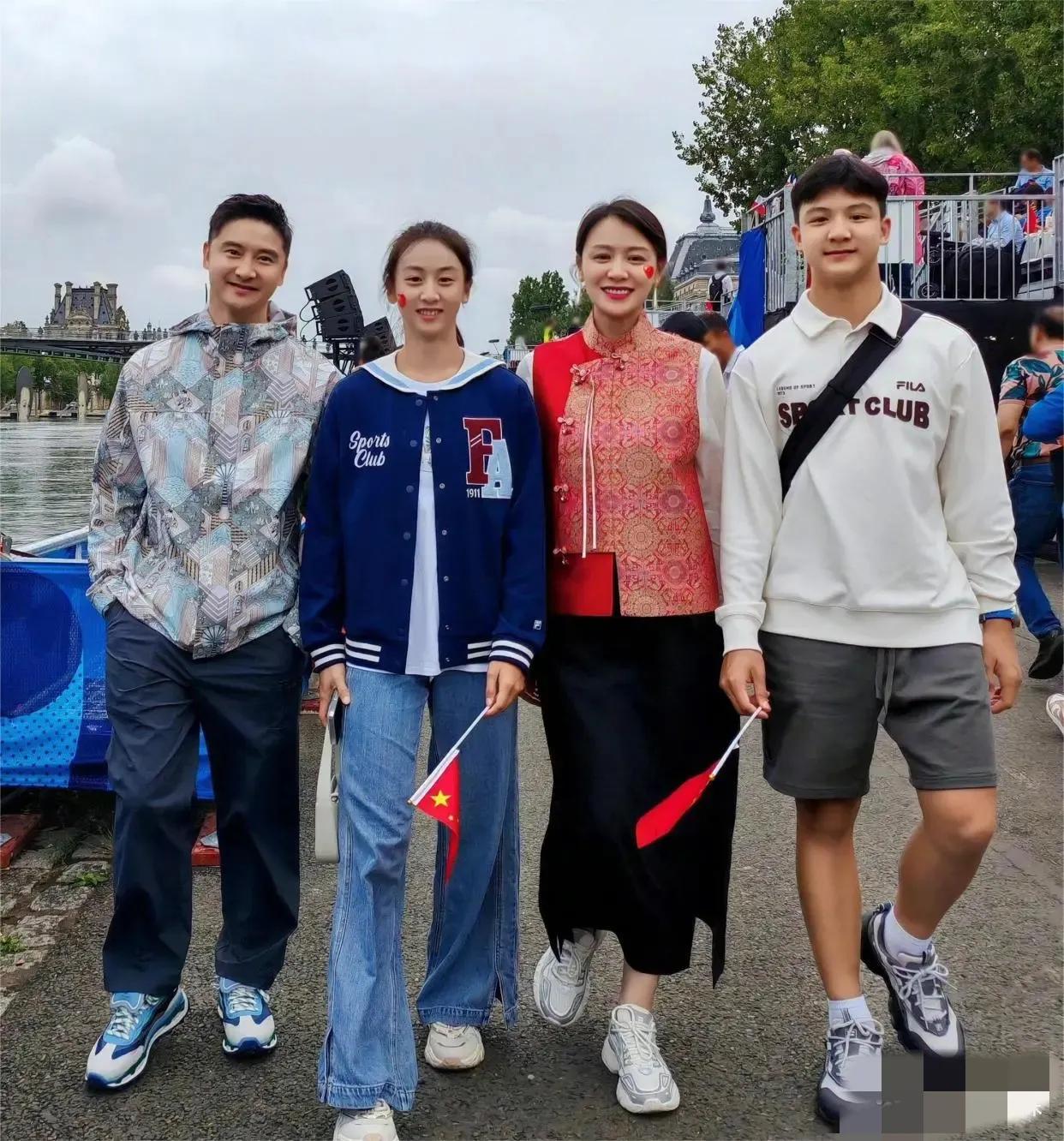 巴黎奥运会的街头，田亮一家四口温馨的出现在镜头下，四人笑容满面，幸福满溢，森蝶与