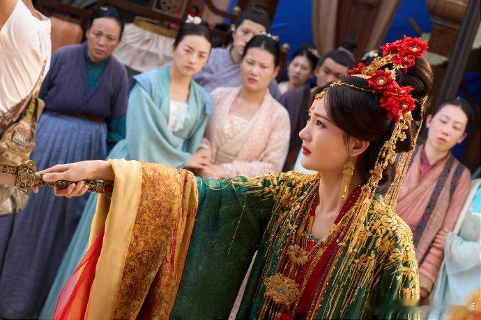 李一桐有种溢出屏幕的灵动美李一桐演技传神，剧中造型也是上大分，满满的都是生动的小
