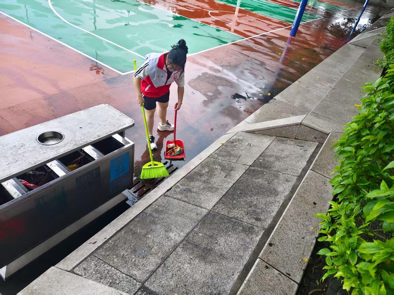 河源市区早上一直下雨，响午的时候停了，现在阳光明媚，空气清新舒适。