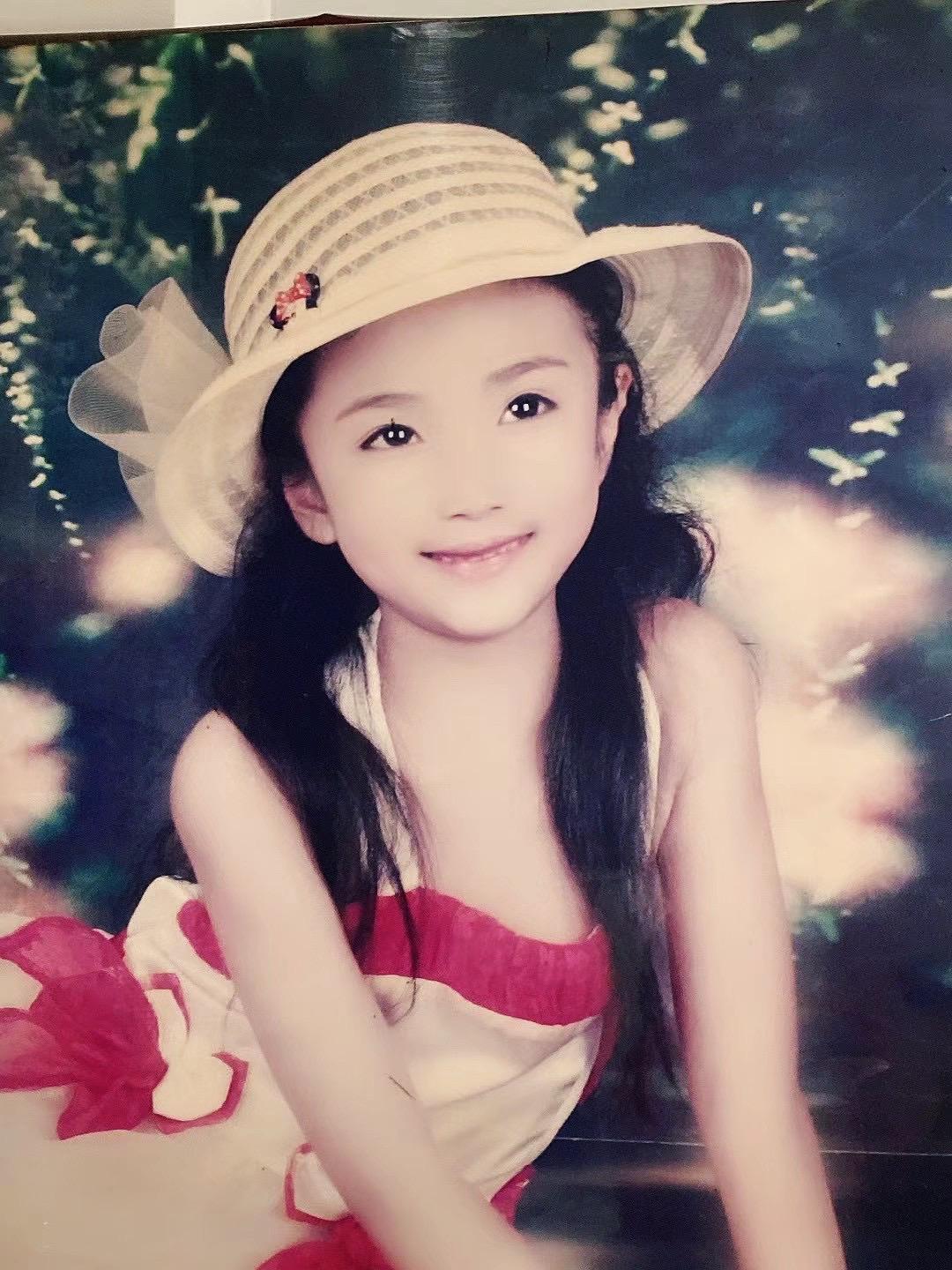 亲爱的自己 不知从何时开始 你不再怕孤独一个人吃饭 出门 逛街 你不再...