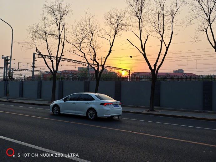 清明节，4月4日，晚18点15分，北纬39度的北京，太阳接近地平线，白天的长度继