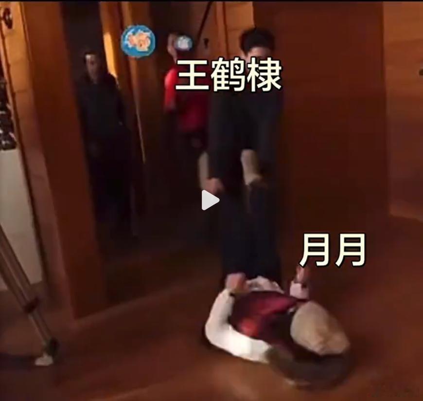 王鹤棣把沈月拖着走🤭 本来是颁奖礼上一句玩笑话的“不舒服”，结果网友直接扒出八
