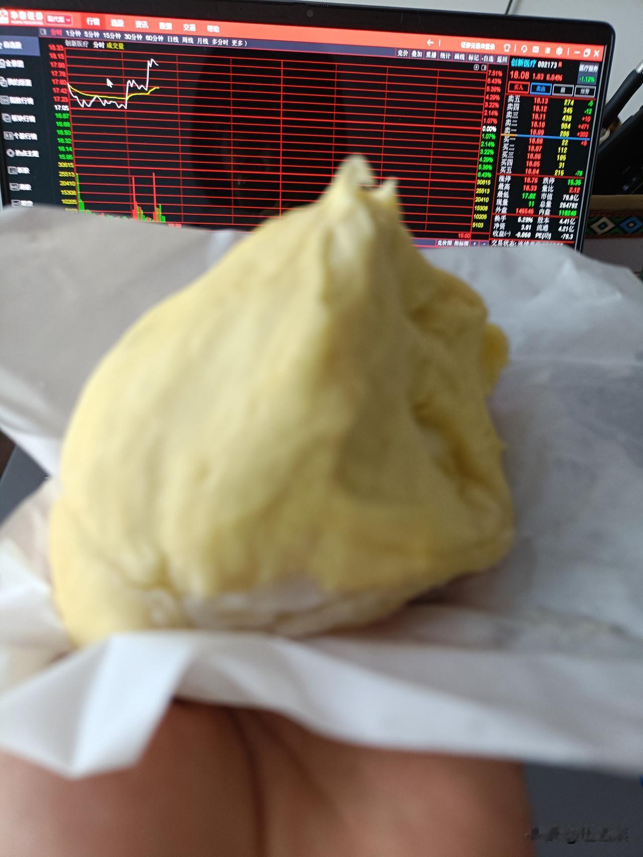 昨晚吃榴莲，不小心掉了一点点没在意，半夜里就听见我家猫在餐桌底下刨啊刨，动静不小