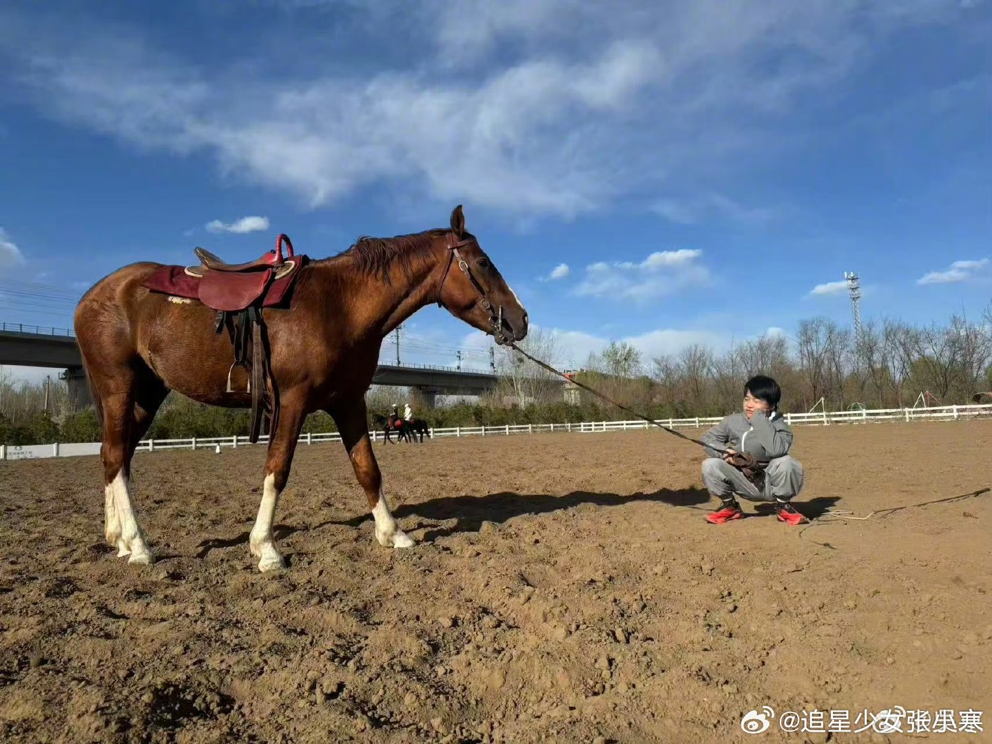 吴京和两个儿子骑马吴京晒两个儿子近照吴京晒两个儿子近照，真的是肉眼可见的长大了，