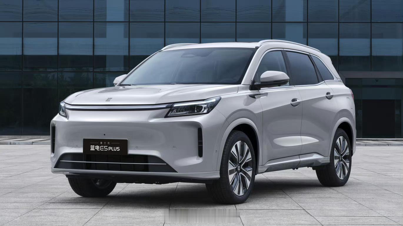 赛力斯旗下蓝电汽车公布第三代蓝电 E5 PLUS 官图。新车在外观、续航、动力与