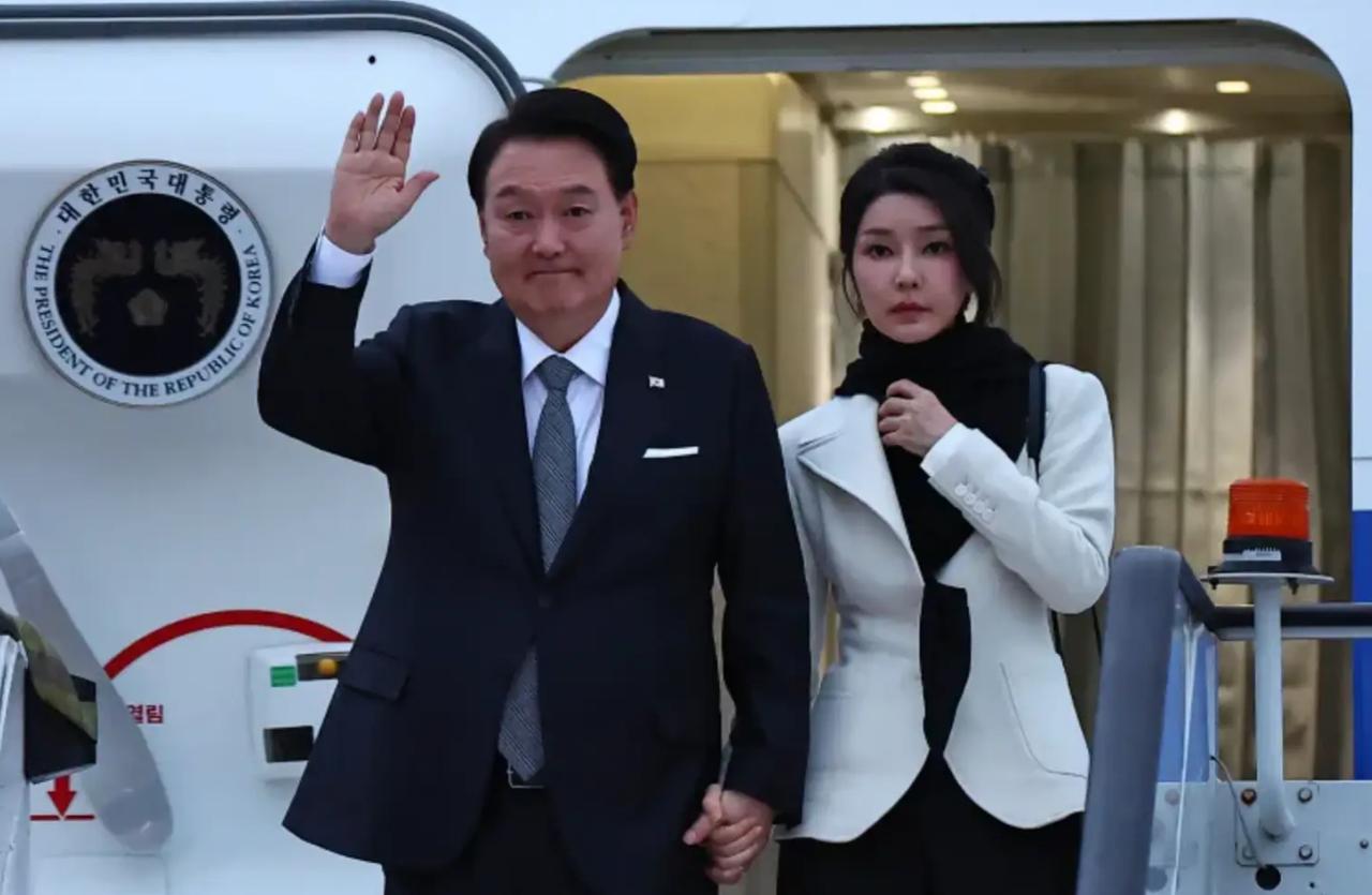 韩国的尹大统领算是真正领教到了什么叫墙倒众人推，树倒猢狲散，虽然都知道忠和诚靠的