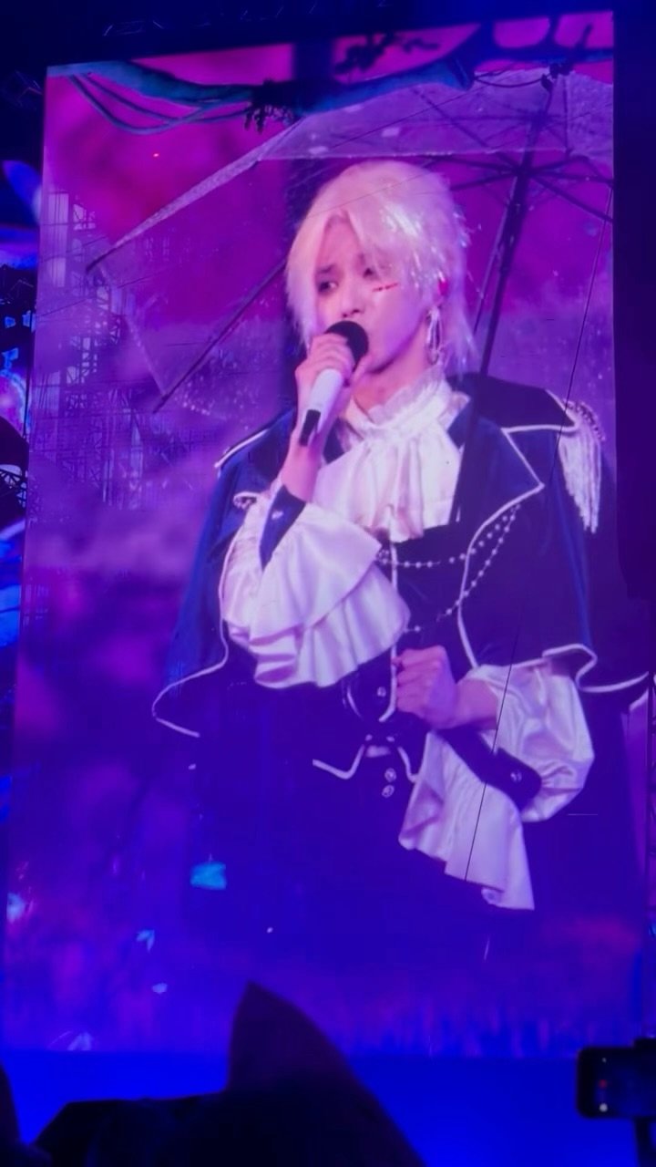 华晨宇唱花落时相遇哭了 华晨宇雨中撑伞落泪华晨宇雨中撑伞唱花落时相遇，唱到破防落