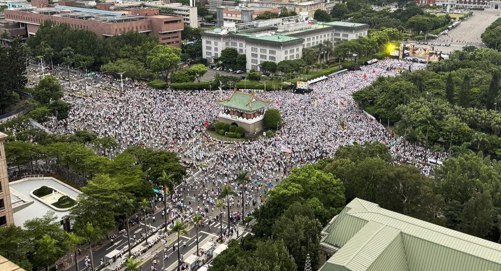 游行开始前，绿营侧翼和旗下媒体就铺天盖地散布“傻瓜才会去游行”的言论，反复对外宣