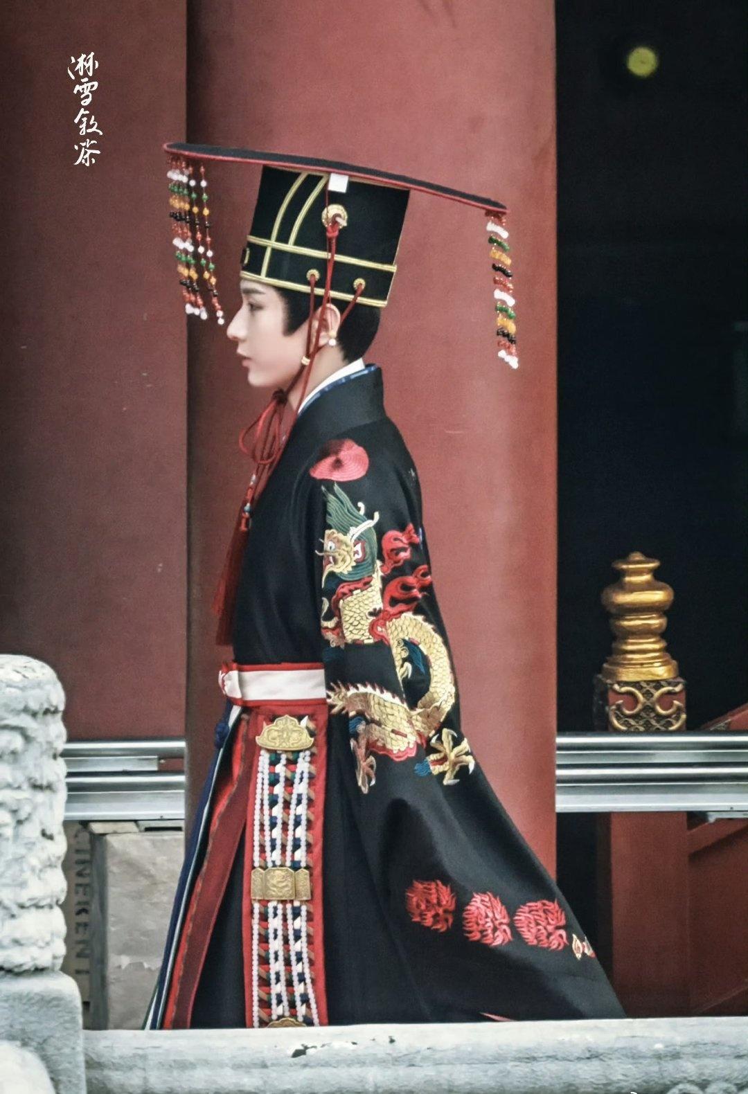 黑暗终将过去，黎明也终将到来，果果们将永远追随成毅@成毅

成毅｜赴山海｜萧秋水