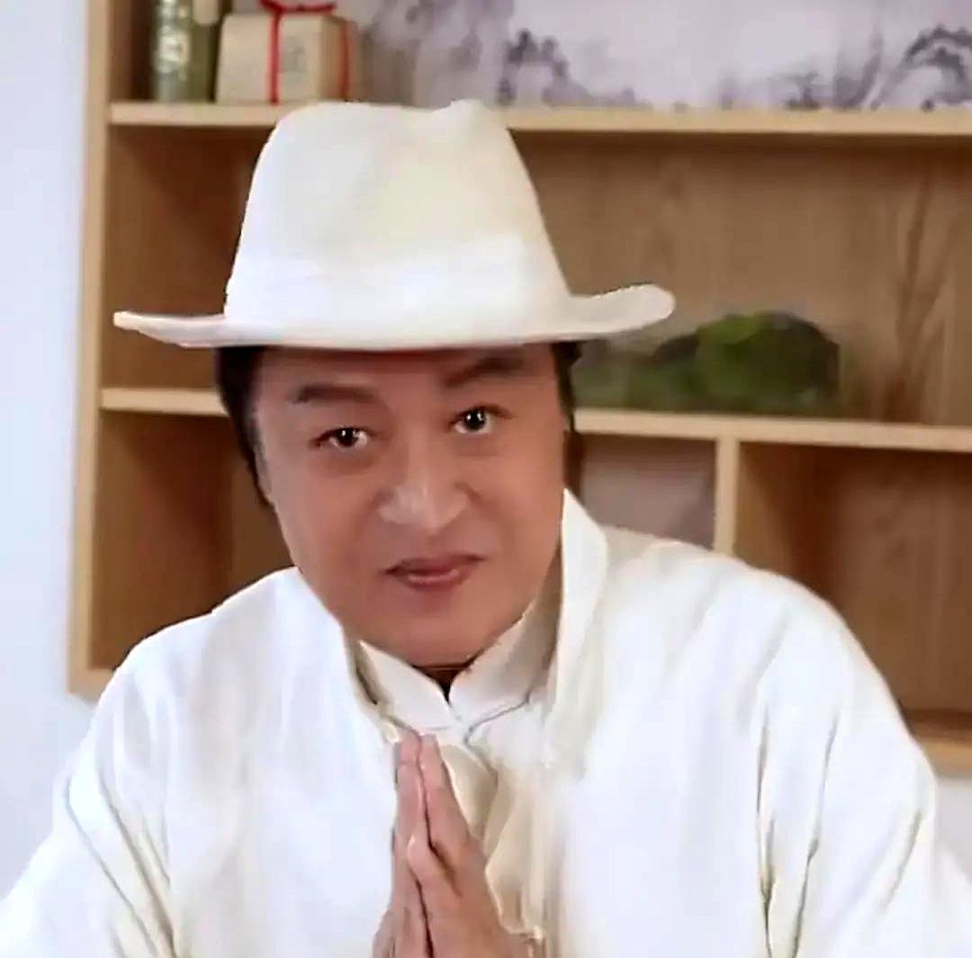 马景涛这人，是真性情。
 

最近他在西湖茶园聊天，一提到琼瑶，话都说不下去，眼