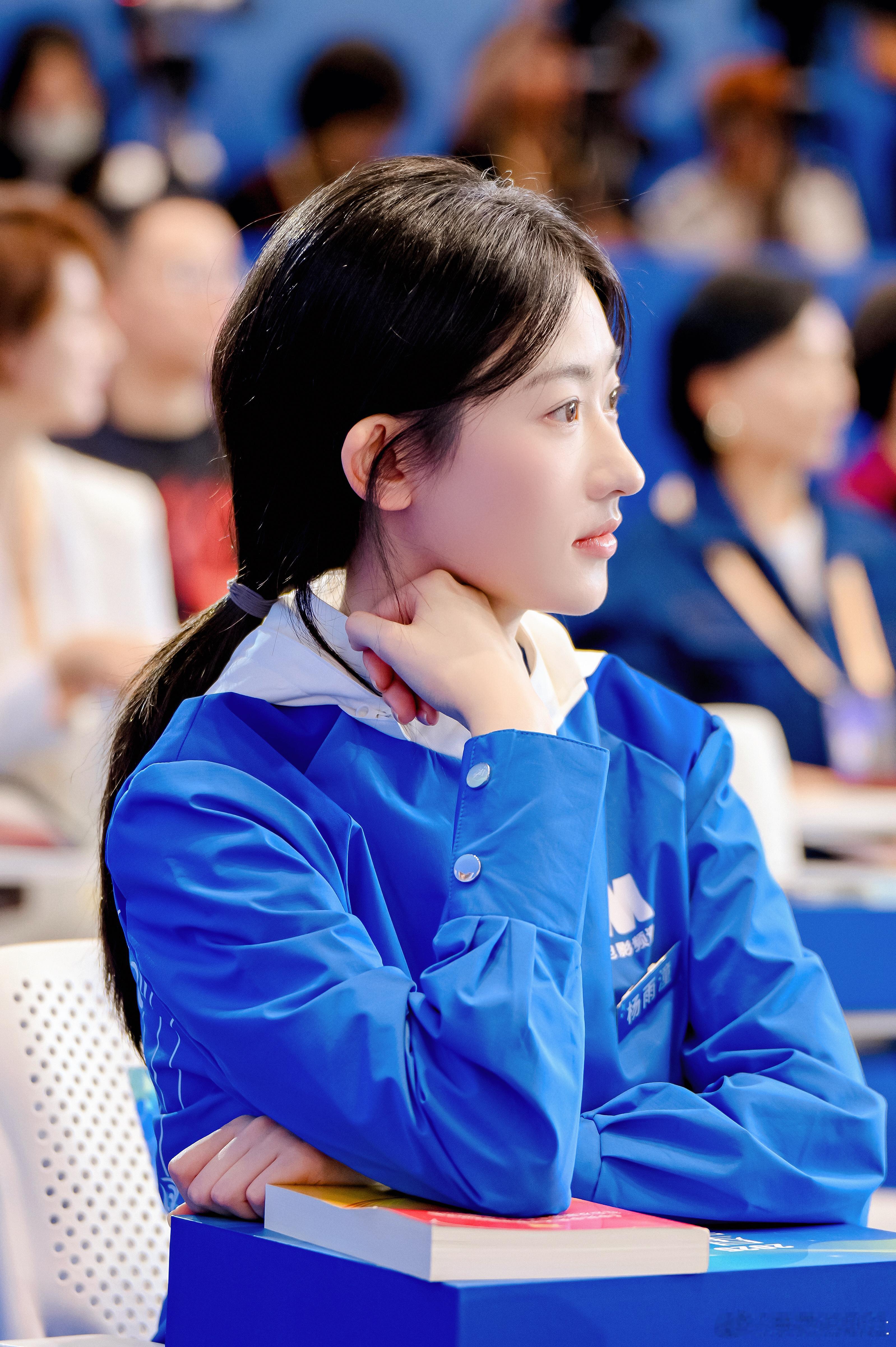 从片场到工地，杨雨潼完美诠释了演员的多面性，安全帽也遮不住她眼里的光，工装反而衬