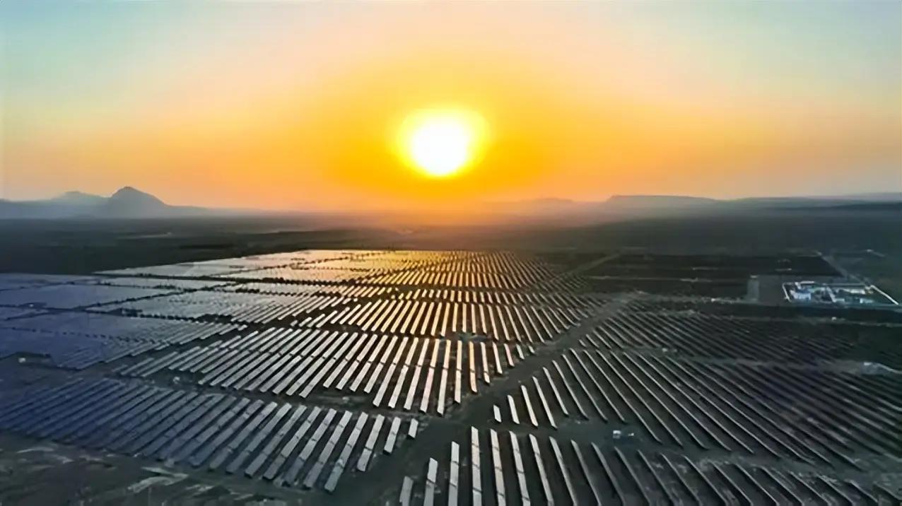 政策定调:2028年底前，
建筑央企全面组建自有工人队伍，
压缩外包依赖。
千万