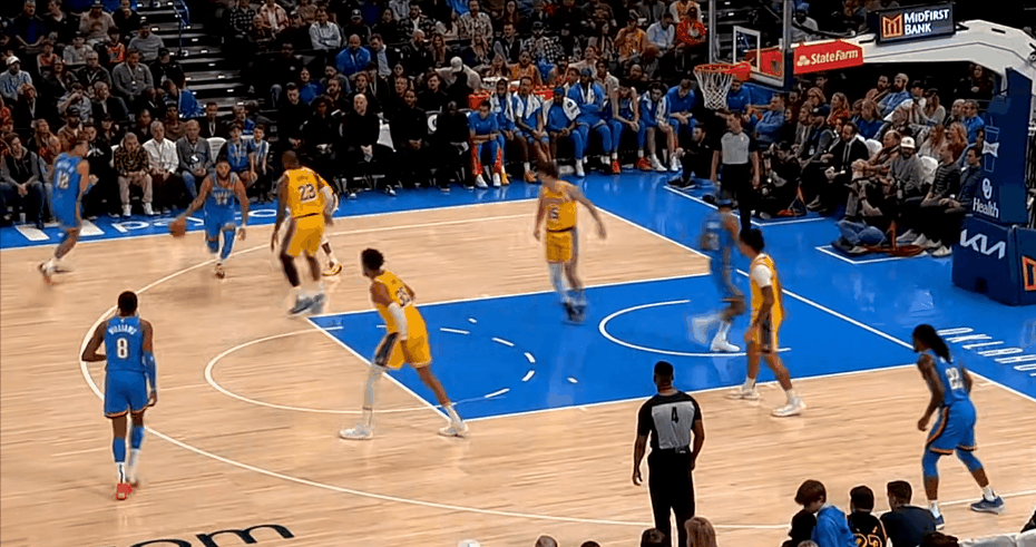 宝刀未老！肯威尝试突破挑篮，遭到詹姆斯起飞大帽
NBA常规赛雷霆主场对阵湖人的比
