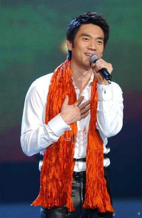 林依轮手把手教孩子玩音乐的样子也太温柔了，小朋友那句最开心的周末直接让人心里软乎