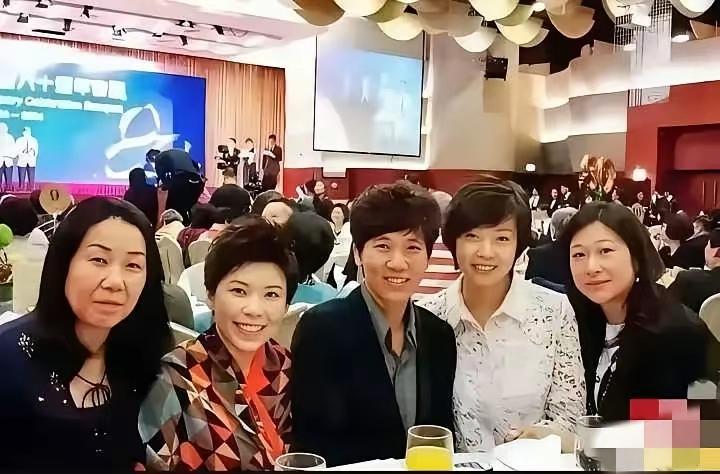 家人们谁懂啊！这张合影我居然只认得邓亚萍！其他几位明明气场超强，站在那跟自带光环