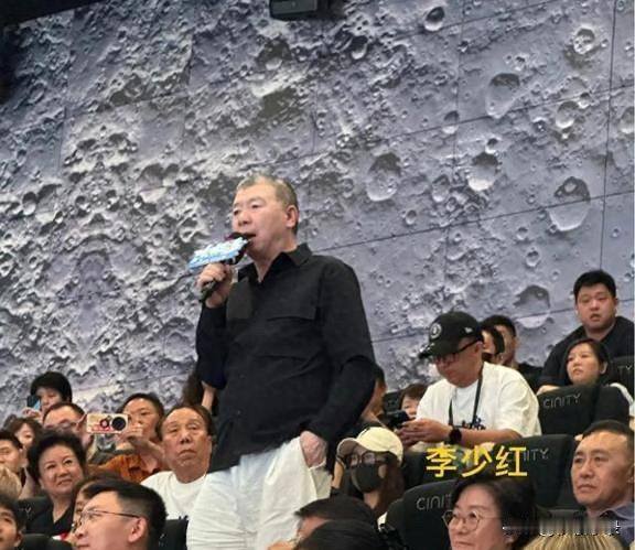 《东极岛》首映那天晚上，整个娱乐圈都像过年一样来凑热闹！冯小刚、徐帆和他们的小姑