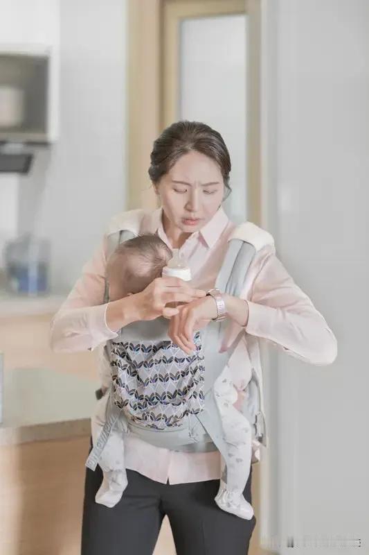 这就是不相信婆婆的下场。
浙江金华。
徐女士请育儿嫂照顾9个月大的龙凤胎。才一个