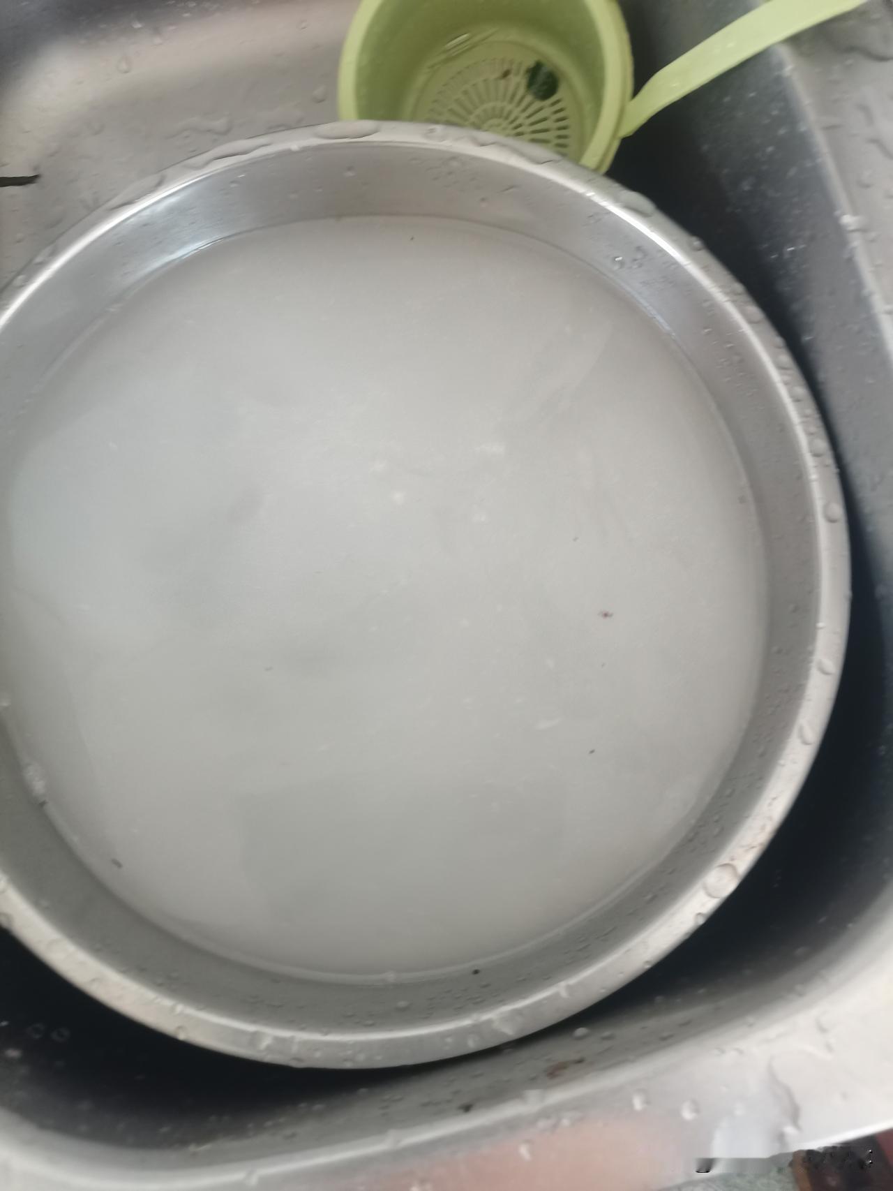 这样的自来水敢喝吗？
这段时间，村里的自来水比淘米水还白，就是过一会儿，也不那么