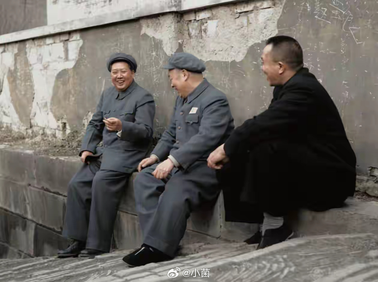 十分罕见的一张照片（修复上色）：1953年，毛主席来到南京紫金山中山陵游览，途中