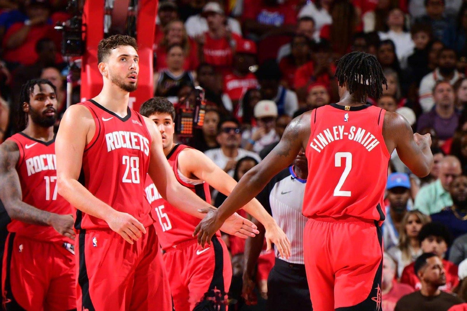 记者：“你怎么看芬尼-史密斯在G4的表现？以及他会进入G5的轮换阵容吗？”乌度卡