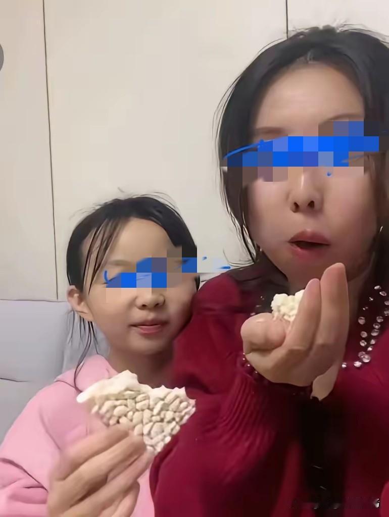 田静和女儿手里捧着爆米花。
除了吃没啥别的事儿，关键吃的全是垃圾食品。
这些年，