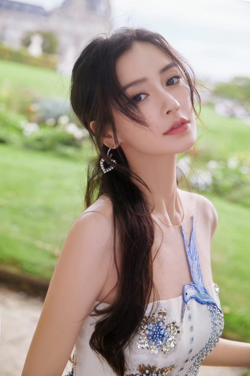 angelababy [心]杨颖 古堡、草坪与繁花，定格优雅氛围感瞬间​​​