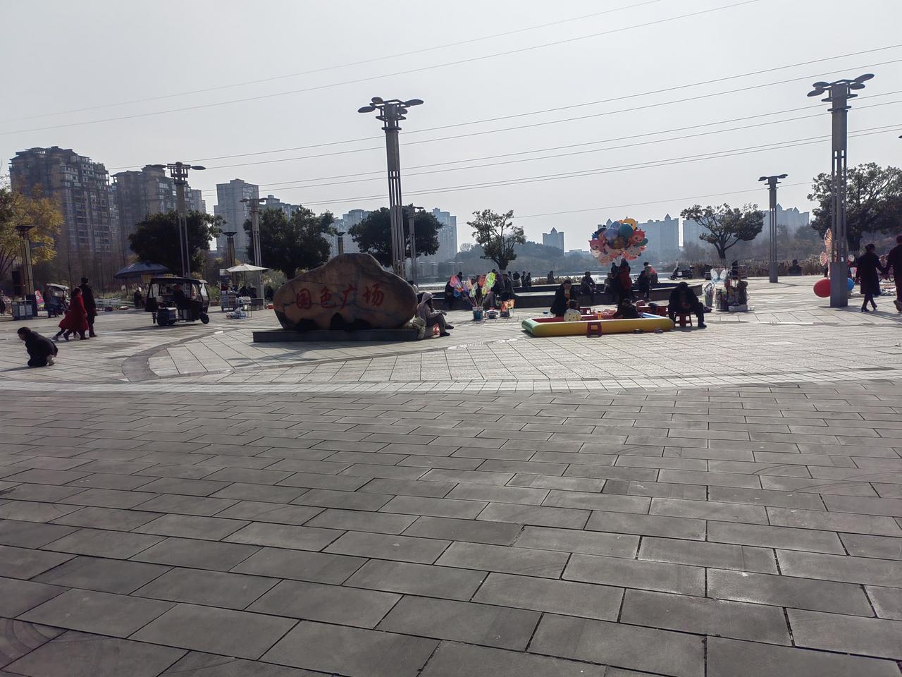 天气暖和，人们都愿意走出家门，到外面来晒太阳，享受大自然给予的免费日光浴。
  