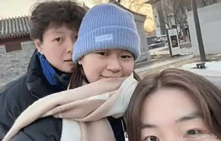 全红婵一举一动都引来万千网友关注。
比如，她现身北京，就有人说她是归队报到，也有