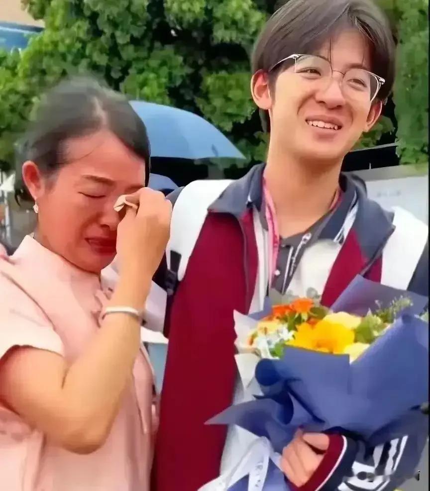 陕西省西安市的这位小伙子，高考715分被清华录取，3岁时，就没了妈妈。高考查分时