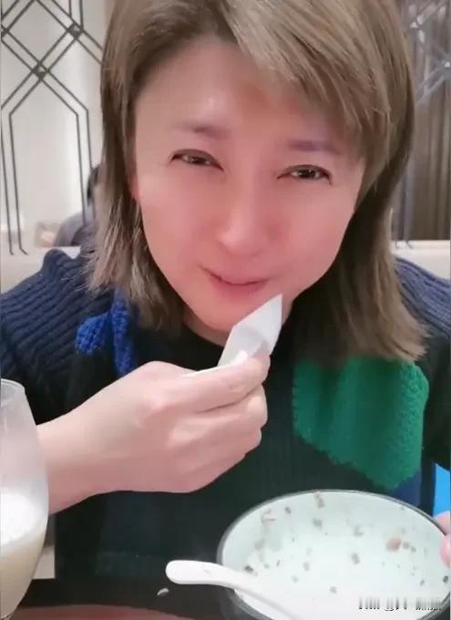 麻烦了，闫学晶将遭到代言厂商的索赔，
闫学晶自己怎么也没有想到，就是在直播间里，