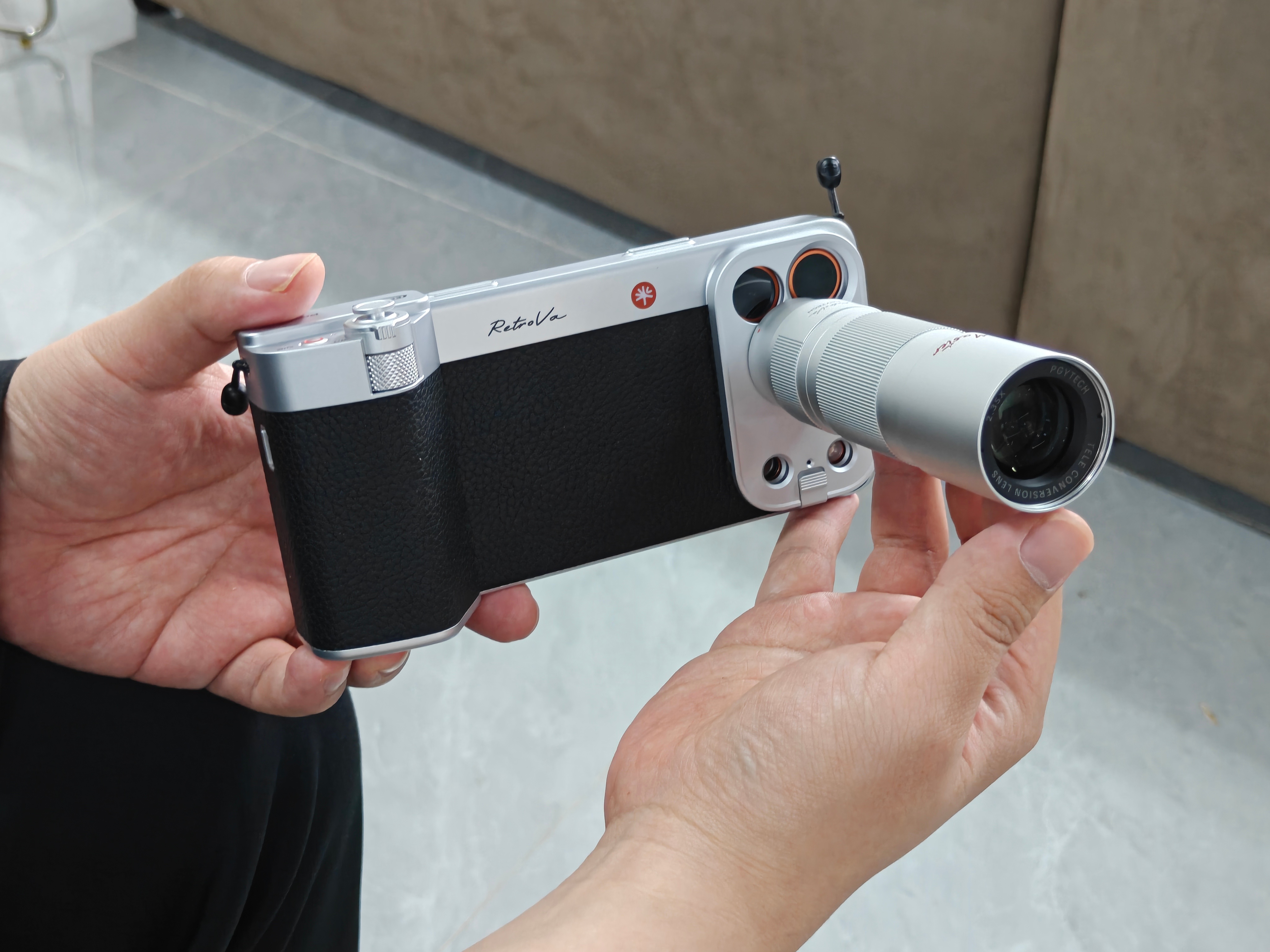 太离谱了，同事买了个 iPhone 17 Pro Max 增距镜套装套在潜望长焦