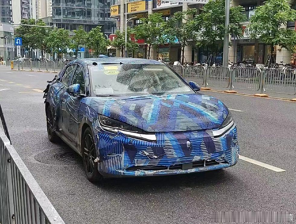 #这是你要的潮车吗# 疑似比亚迪海豹05路试照，定位秦PLUS相同级别#汽车# 