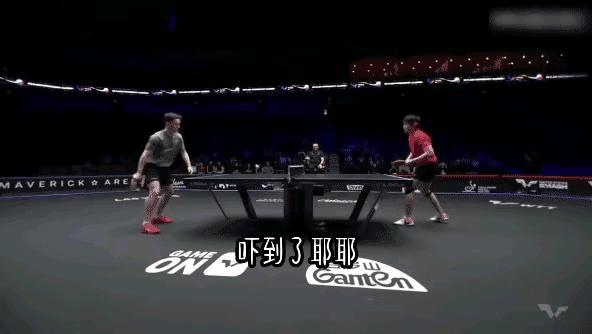 对手输给王楚钦后似乎有些气急败坏
竟用力将乒乓球狠狠击回
球险些击中王楚钦本人