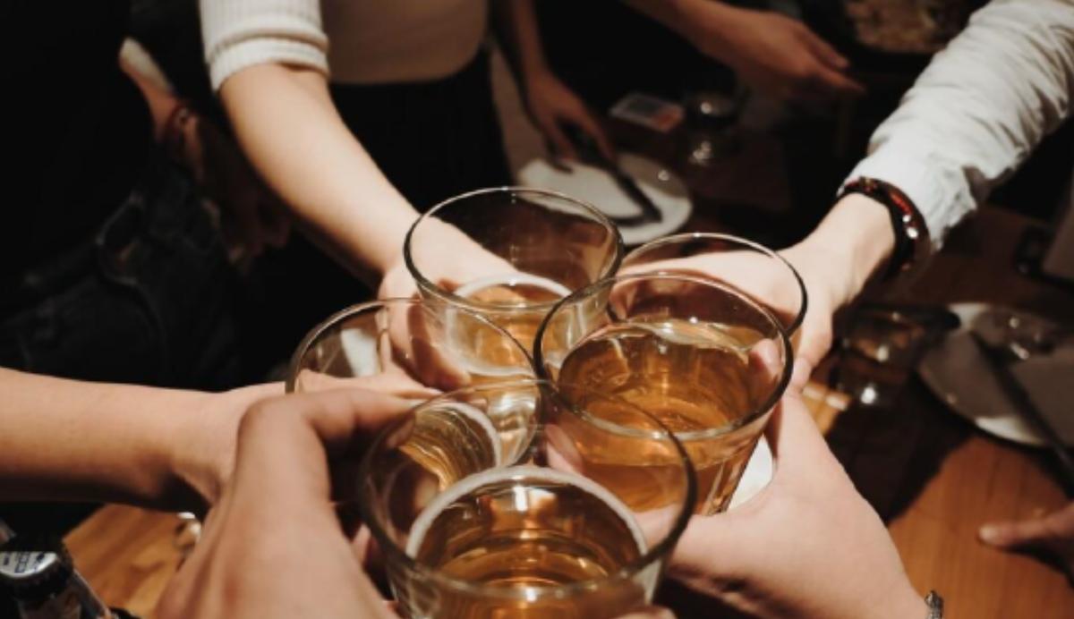 上海，男子徐某在朋友傅某、唐某怂恿下，酒后准备开车回家，刚启动车子，就被一辆银色