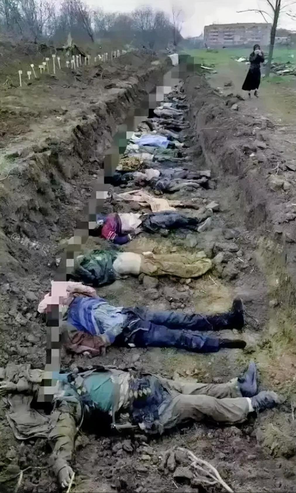 2022年的俄乌战场初期，战死的乌军被统一土葬，旁边还有位前来寻夫的太太，也许到