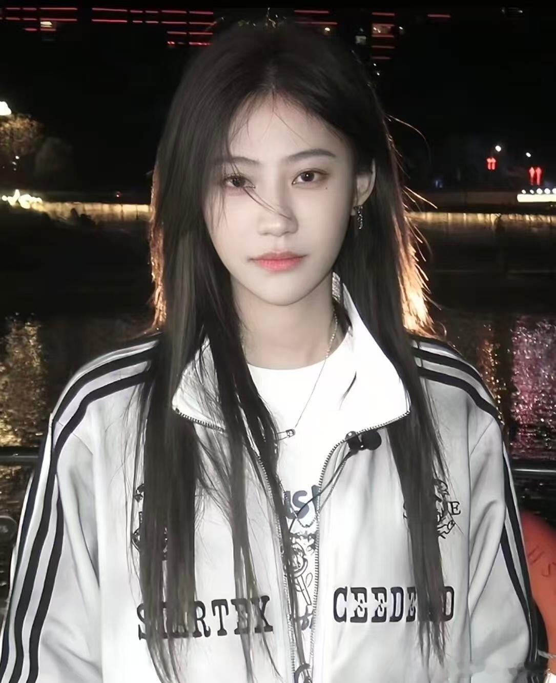 袁一琦新歌mv一人分饰三角这支MV的细节真的值得细细品味，每一处镜头都暗藏小心思