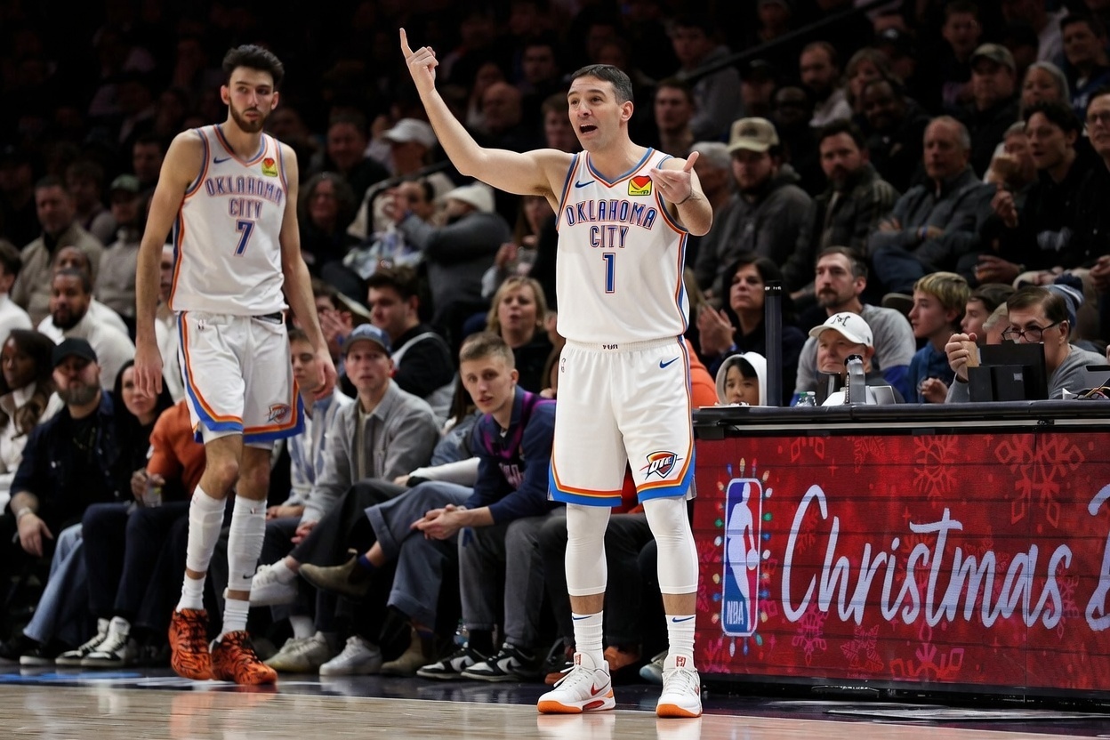 最近有个话题是假设NBA主教练都身穿球衣在场边指挥，杰林转发了下面这张图片🤣雷