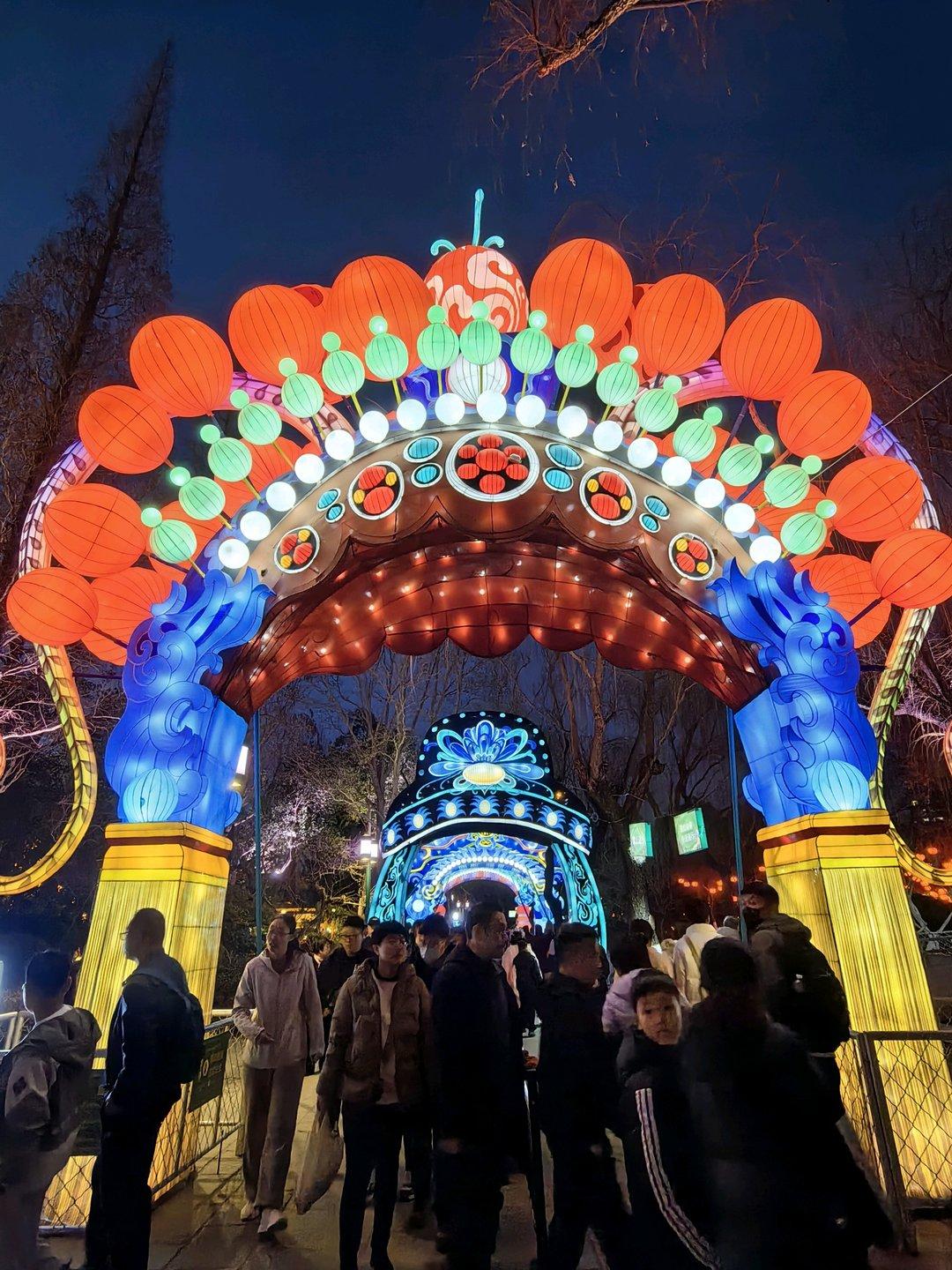 济南市第45届天下第一泉迎春花灯会于2月14日正式亮灯。其中，趵突泉展区将持续至