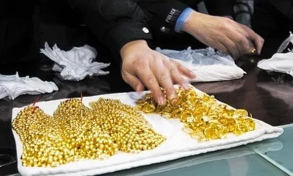 长春一对拾荒夫妇拾荒时，突然发现两个沉甸甸的小木盒，丈夫好奇打开一看，瞬间目瞪口