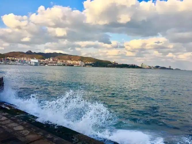 上联:云卷云舒心未改，
下联:潮起潮落志不移。