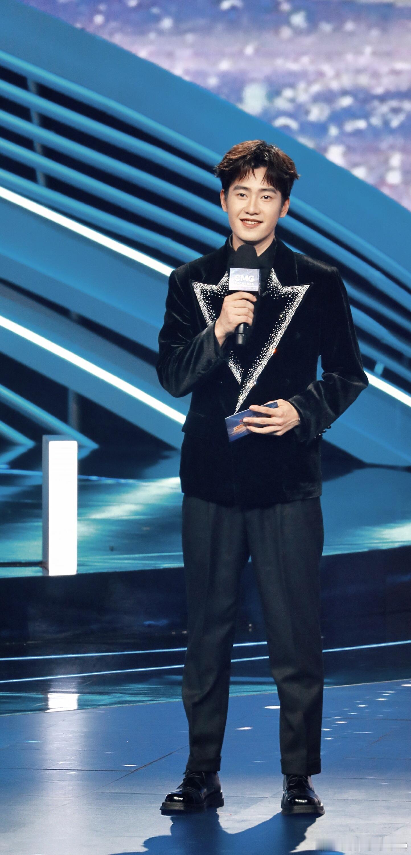 起猛了看到王昶去当主持人了 OMG! 王昶帅不帅，今天你们说了算主持人也是拿捏了