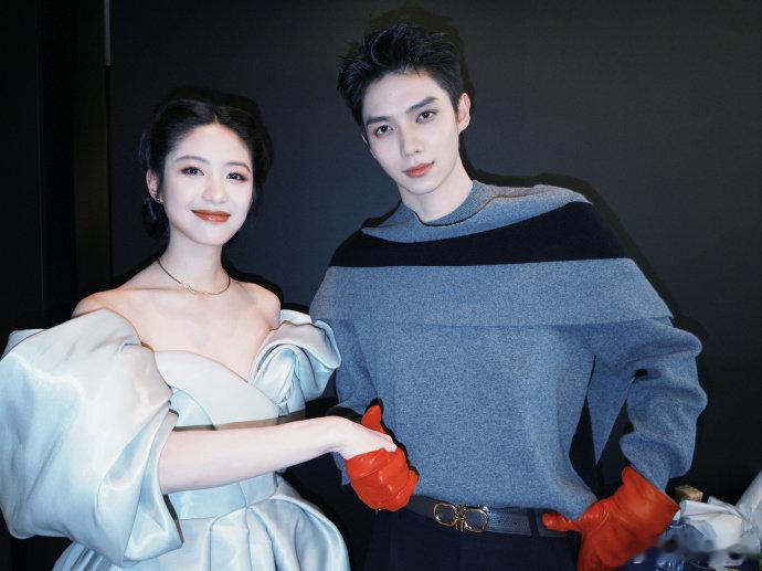 罗一舟向涵之后台合照罗一舟晒与向涵之合照 罗一舟向涵之后台合照，罗一舟晒与向涵之