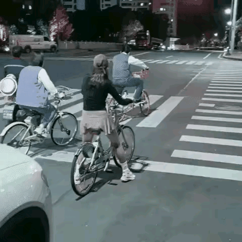 司机鸣笛，美女怒了。
      路口红灯，骑车美女对身后鸣笛的汽车大为不满，干