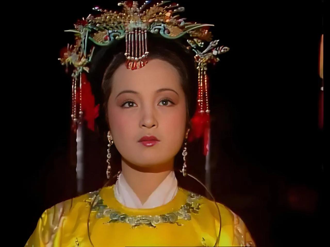 旧版红楼梦元妃形象，雍容华贵。
再看关晓彤的元妃形象，伤害性不大，侮辱性挺强的。